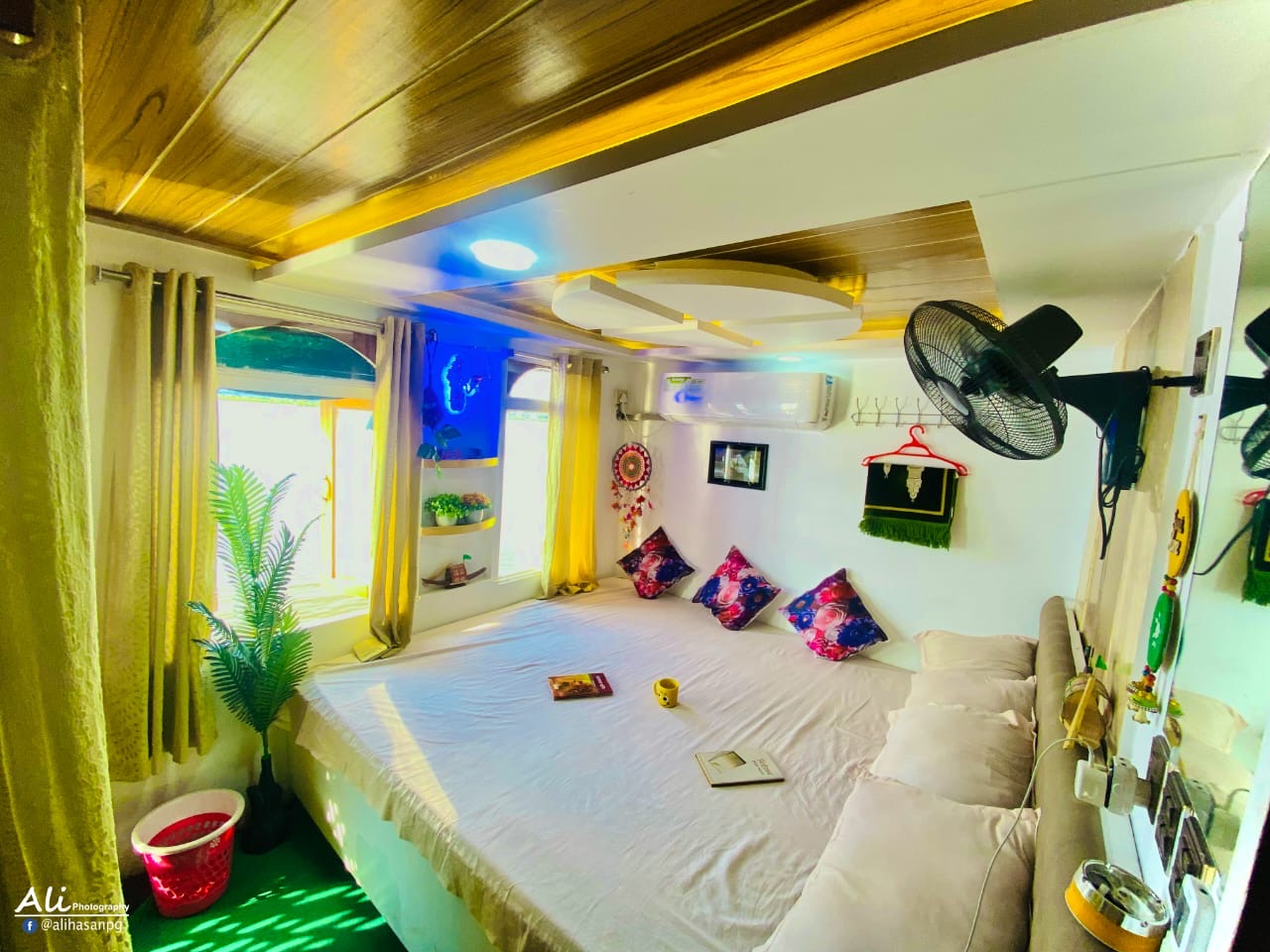 The Captain · Houseboat interior 1