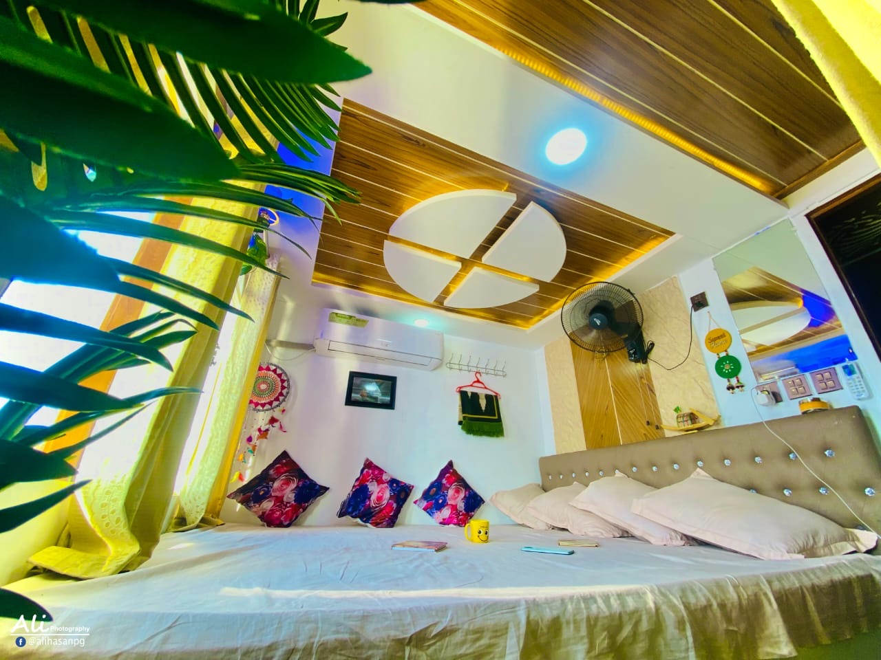 The Captain · Houseboat interior 2