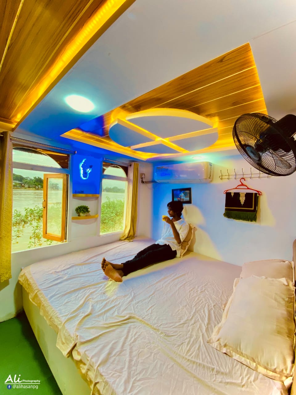 The Captain · Houseboat interior 3